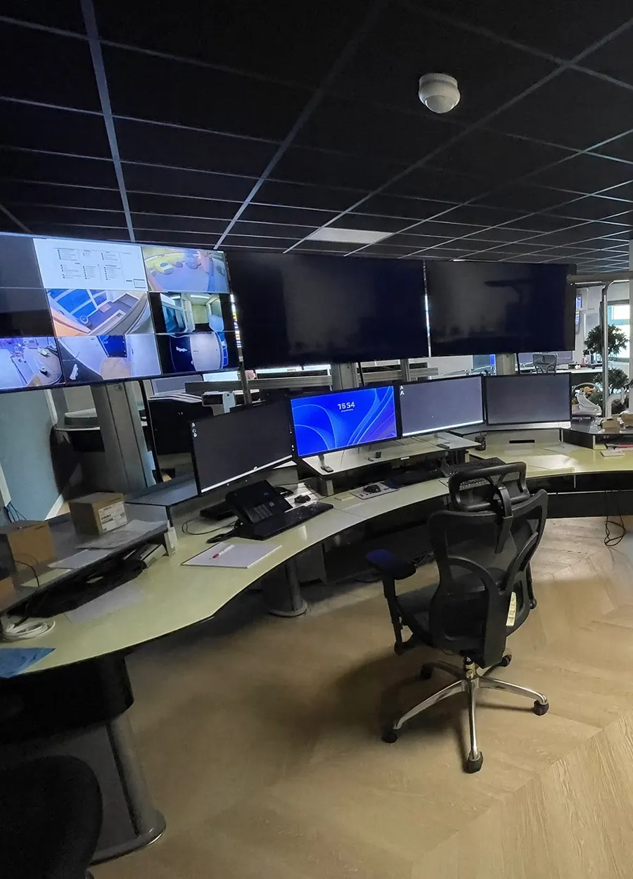 Meldkamer met monitoren voor alarmopvolging
